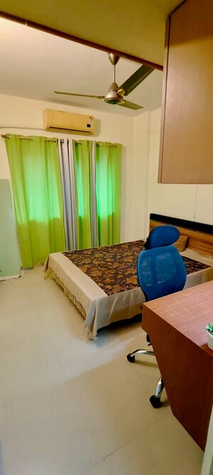 Bedroom in 2 BHK Apartment at Kandivali East – for Rent