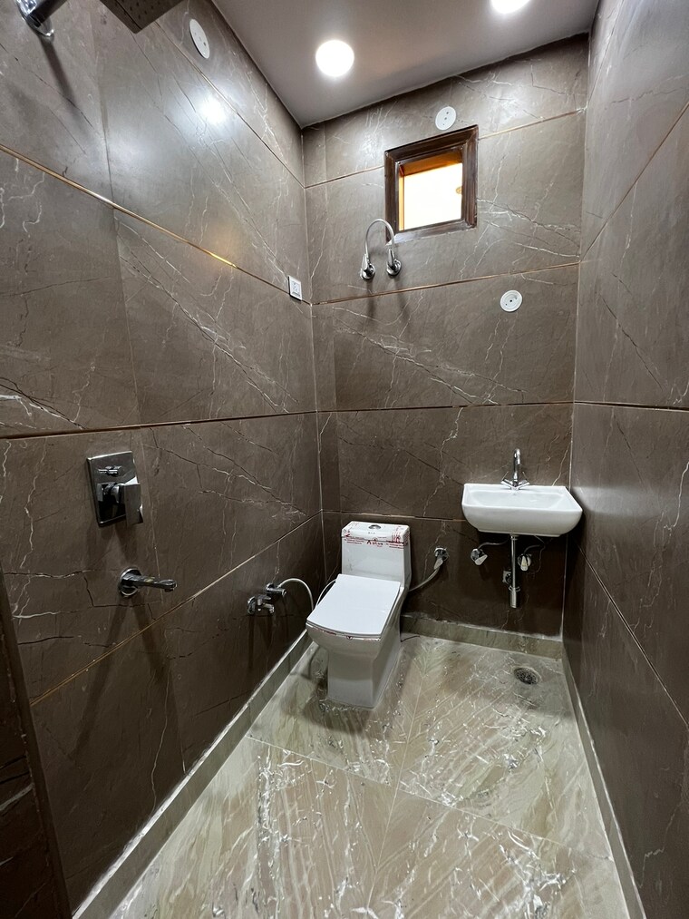 Bathroom, deep vihar 4 Bedroom 100 Sq.Yd. Builder Floor In Deep Vihar Delhi 9641092