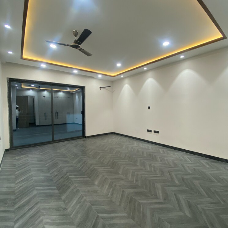 Room, sector 21c 4 Bedroom 500 Sq.Yd. Builder Floor In Sector 21c Faridabad 9641268