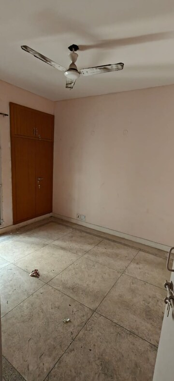 Room in 2.5 BHK Apartment at Alok Vihar, Sector 50 – for Rent