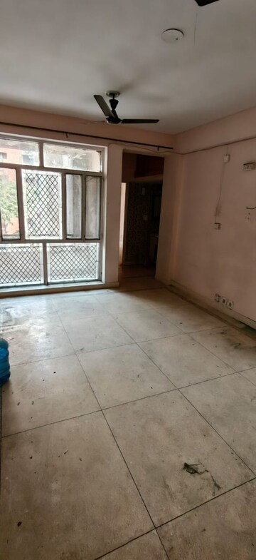 Room in 2.5 BHK Apartment at Alok Vihar, Sector 50 – for Rent