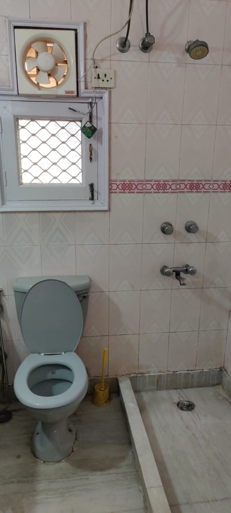 Bathroom, lajpat nagar 2 Bedroom 1440 Sq.Ft. Builder Floor In Lajpat Nagar Delhi 9641171