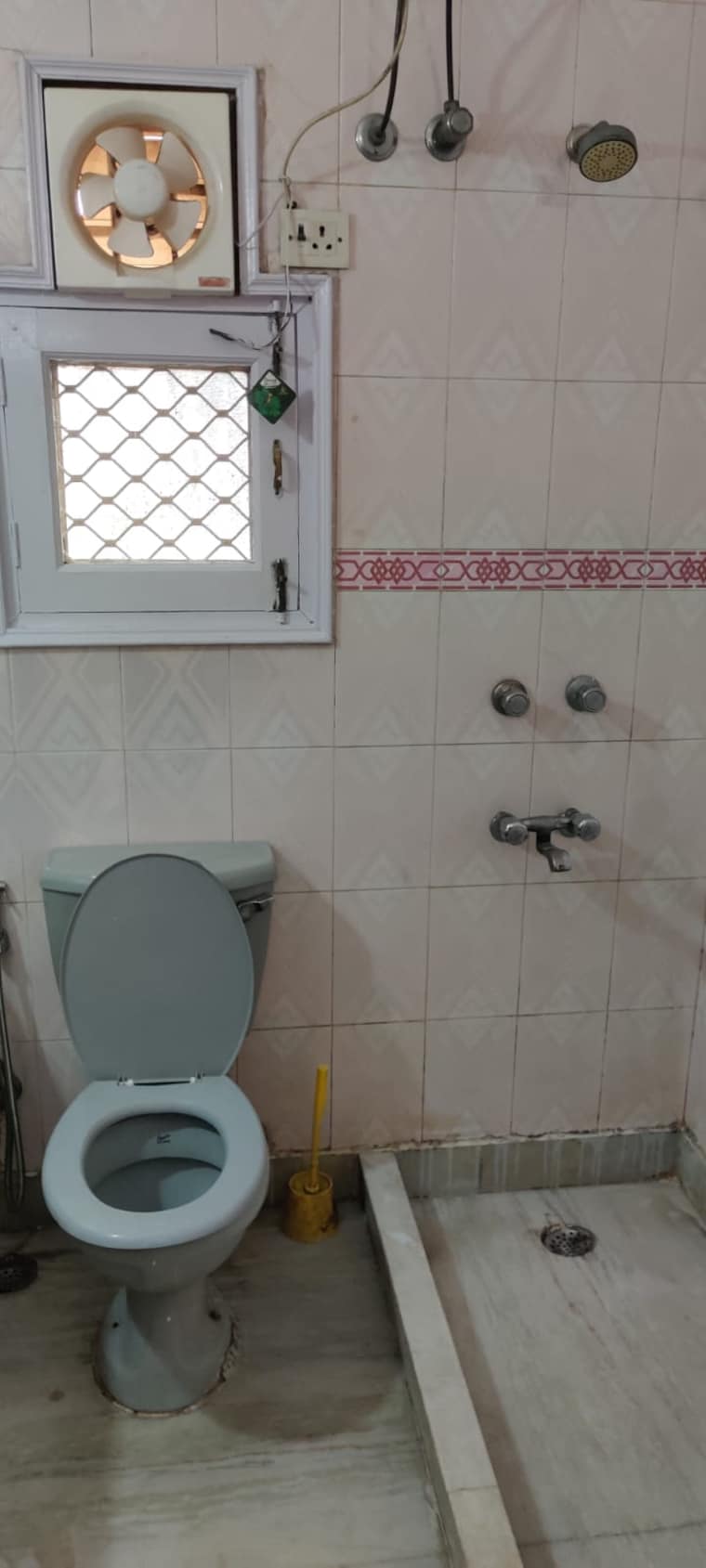 Bathroom, lajpat nagar 2 Bedroom 1440 Sq.Ft. Builder Floor In Lajpat Nagar Delhi 9641171