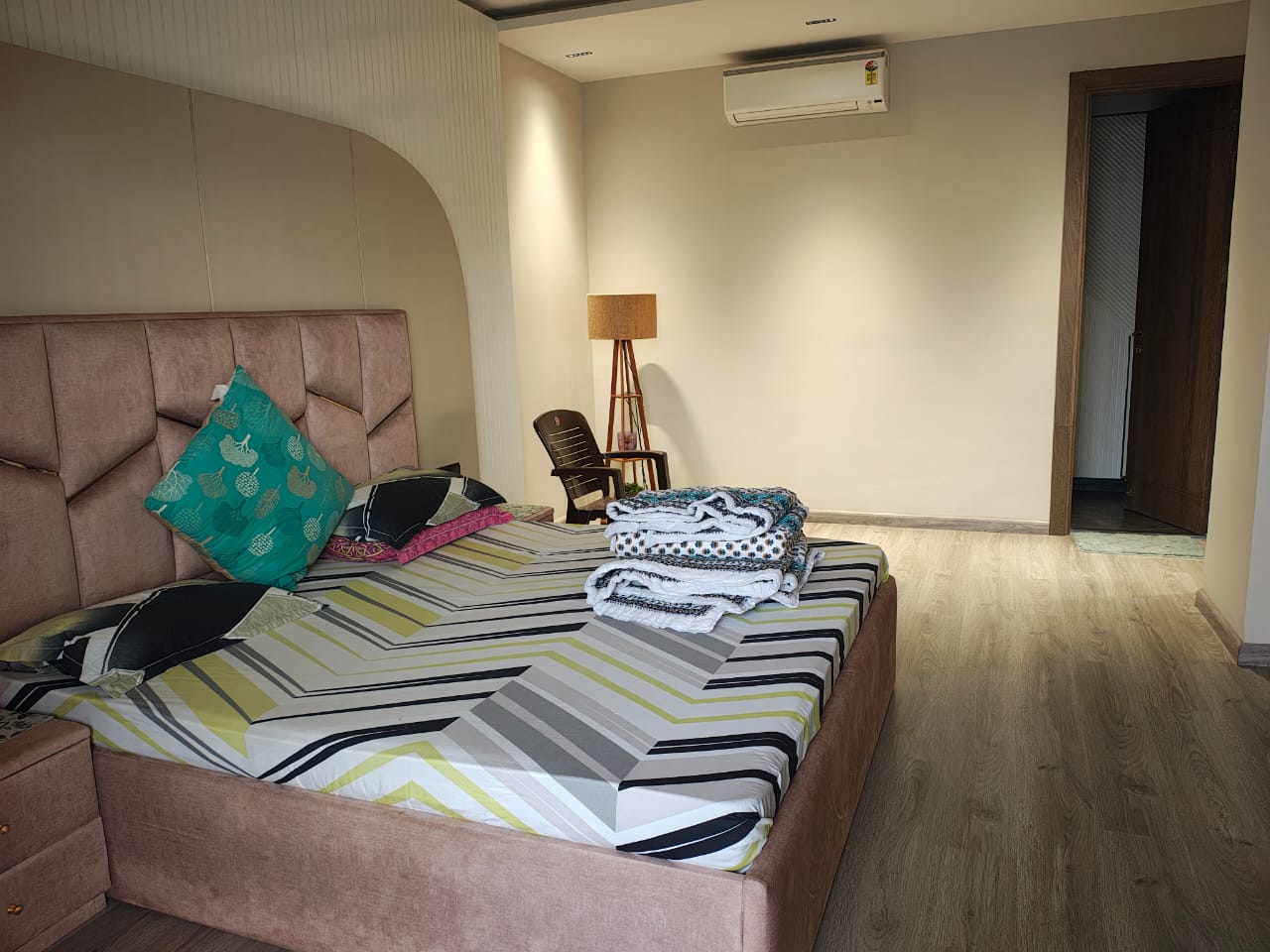 4 BHK + Servant Room Builder Floor For Rent in Unitech Arcadia