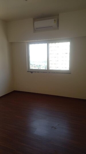 Room in 2 BHK Apartment at Puravankara Silversands, Mundhwa – for Rent