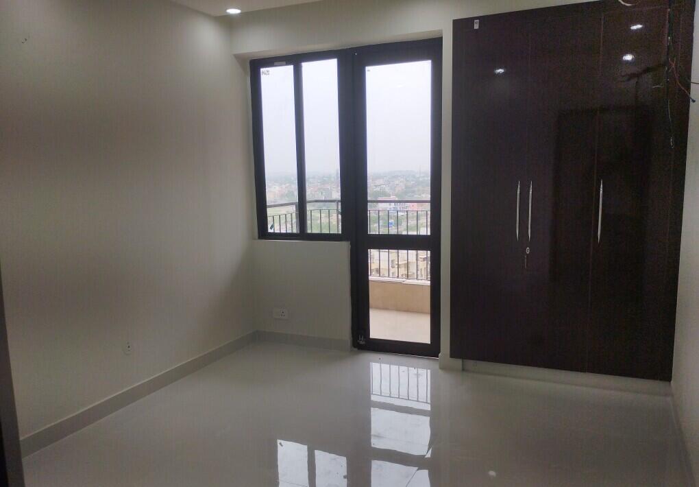 3 BHK + Servant Room Apartment For Rent in RG Luxury Homes