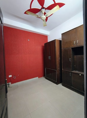 Room in 2 BHK Builder Floor at Niti Khand I – for Rent