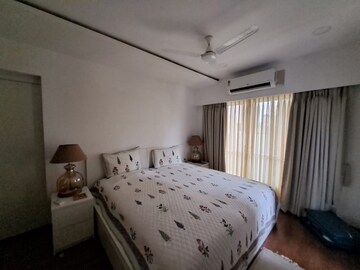 Bedroom in 2 BHK Apartment at Khar West – for Rent