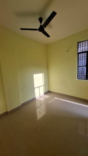 Room in 1.5 BHK Apartment at Sector 10 Greater Noida – for Rent