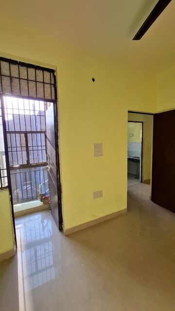 Room in 1.5 BHK Apartment at Sector 10 Greater Noida – for Rent