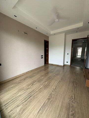 Room in 3 BHK Apartment at Ireo The Corridors, Sector 67a – for Sale