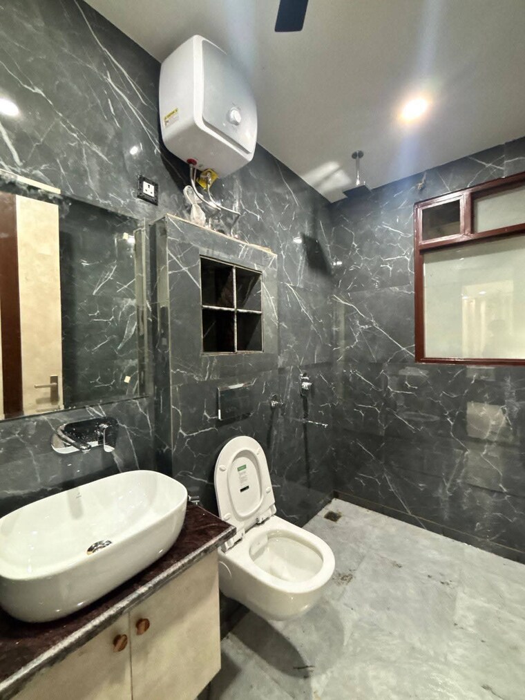 Bathroom, freedom fighters enclave 2 Bedroom 950 Sq.Ft. Apartment In Freedom Fighters Enclave Delhi 9642217
