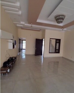 Room in 3 BHK Apartment at Omaxe City Plots, Sector 8 – for Rent