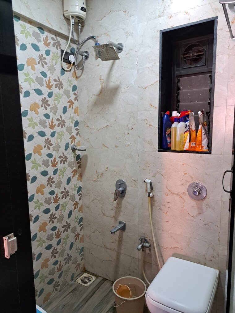 Bathroom, lalani-grandeur 3 Bedroom 1000 Sq.Ft. Apartment In Goregaon East Mumbai 9642581