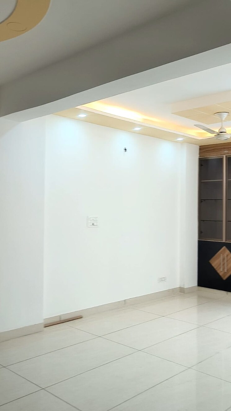 Room, dwarka sector 18b 3 Bedroom 1650 Sq.Ft. Apartment In Dwarka Sector 18b Delhi 9636962