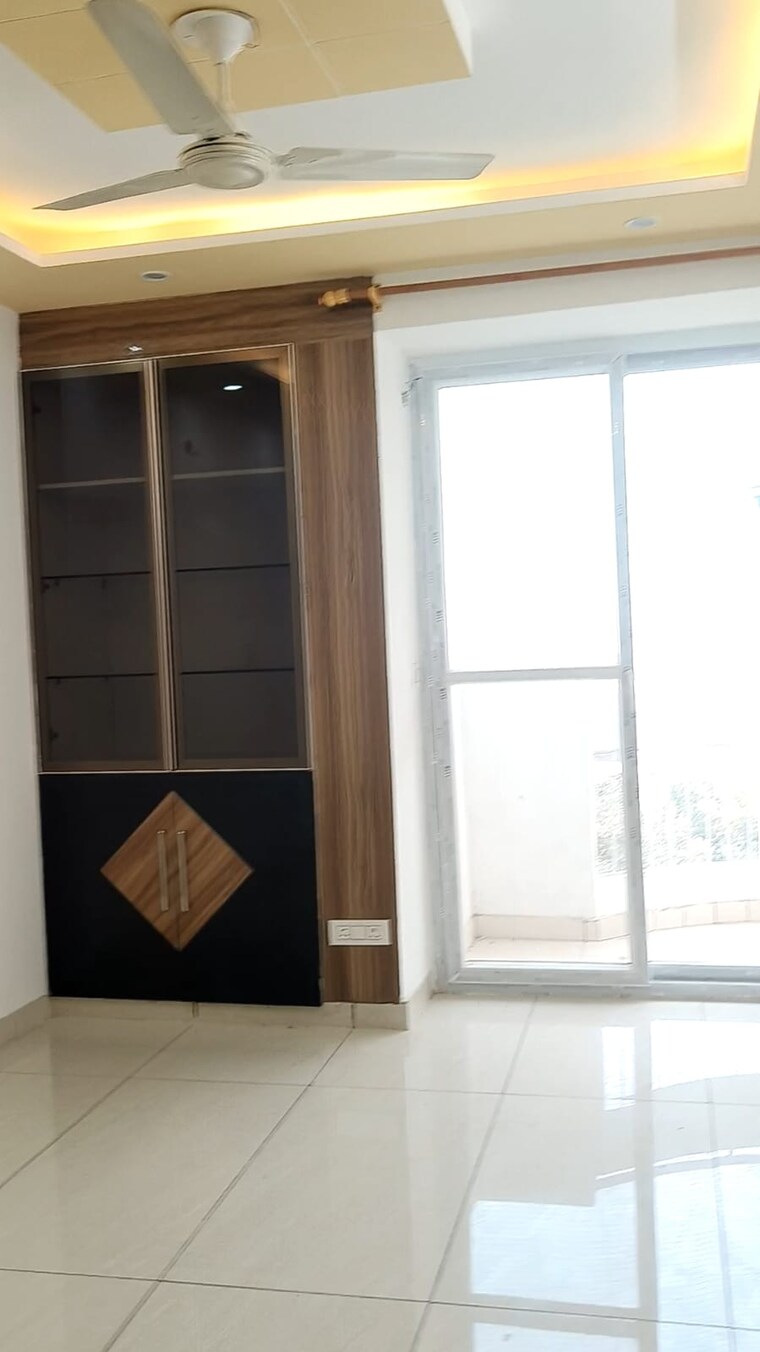 Room, dwarka sector 18b 3 Bedroom 1650 Sq.Ft. Apartment In Dwarka Sector 18b Delhi 9636962