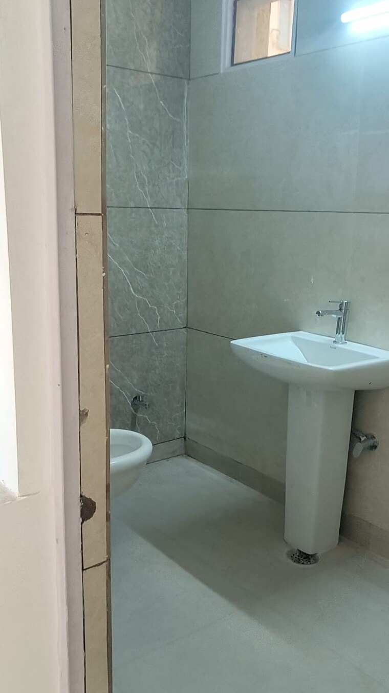 Bathroom, dwarka sector 18b 3 Bedroom 1650 Sq.Ft. Apartment In Dwarka Sector 18b Delhi 9636962