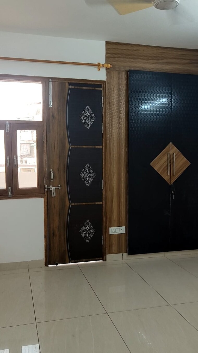 Room, dwarka sector 18b 3 Bedroom 1650 Sq.Ft. Apartment In Dwarka Sector 18b Delhi 9636962