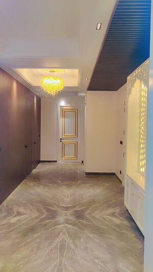 Room in 4 BHK Builder Floor at Unitech Escape, Sector 50 – for Sale