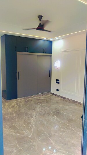 Room in 4 BHK Builder Floor at Unitech Escape, Sector 50 – for Sale