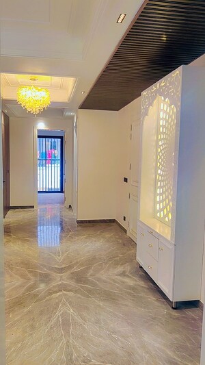 Room in 4 BHK Builder Floor at Unitech Escape, Sector 50 – for Sale