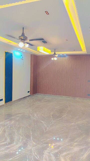 Room in 4 BHK Builder Floor at Unitech Escape, Sector 50 – for Sale