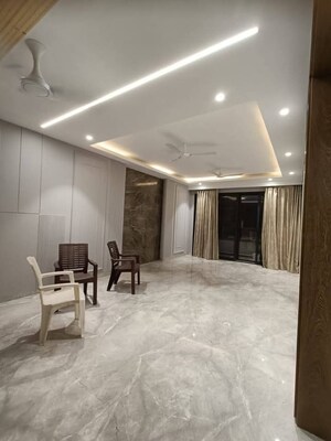 Parking in Studio Apartment at Ambience Mall, Sector 24 – for Rent