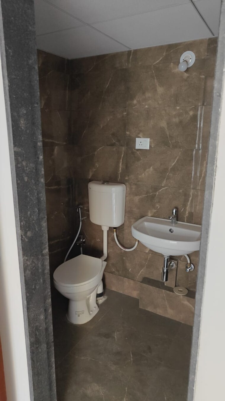 Bathroom, amarnath-paramount-city 3 Bedroom 1050 Sq.Ft. Apartment In Lohgaon Pune 9643407