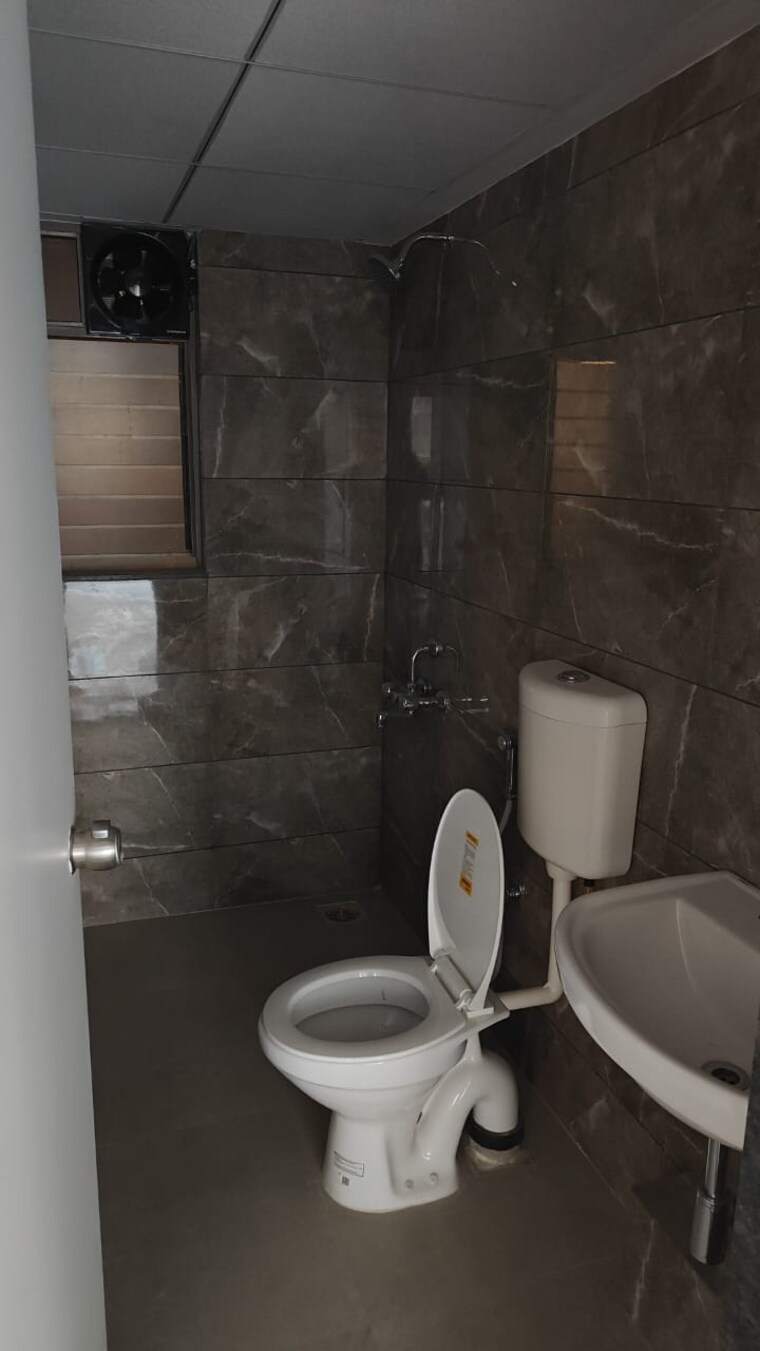 Bathroom, amarnath-paramount-city 3 Bedroom 1050 Sq.Ft. Apartment In Lohgaon Pune 9643537