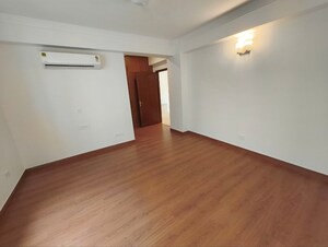 Room in 3.5 BHK Apartment at Parsvnath Exotica, Sector 53 – for Rent