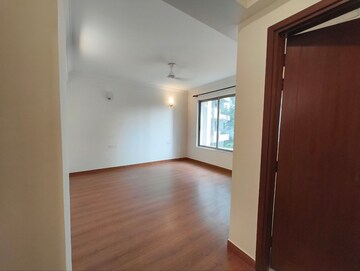 Room in 3.5 BHK Apartment at Parsvnath Exotica, Sector 53 – for Rent