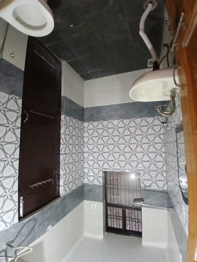 Bathroom, srishti-greenfield-homes 3 Bedroom 1500 Sq.Ft. Builder Floor In Green Fields Colony Faridabad 9643589