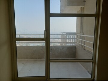 Room in 3 BHK Apartment at Pyramid Altia, Sector 70 – for Rent