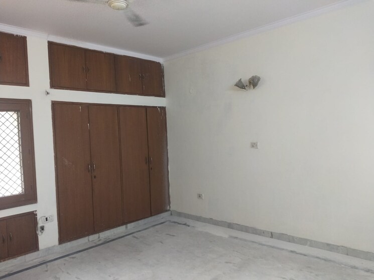 Room, rwa-apartments-sector-52 3 Bedroom 200 Sq.Mt. Independent House In Sector 52 Noida 9643865