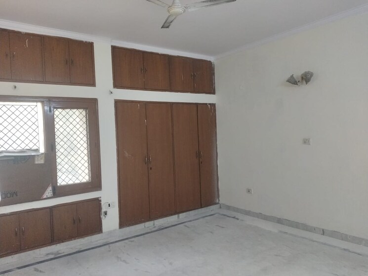 Room, rwa-apartments-sector-52 3 Bedroom 200 Sq.Mt. Independent House In Sector 52 Noida 9643865