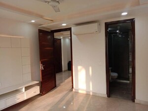 Living Room in 1.5 BHK Builder Floor at Ambience Mall, Sector 24 – for Rent