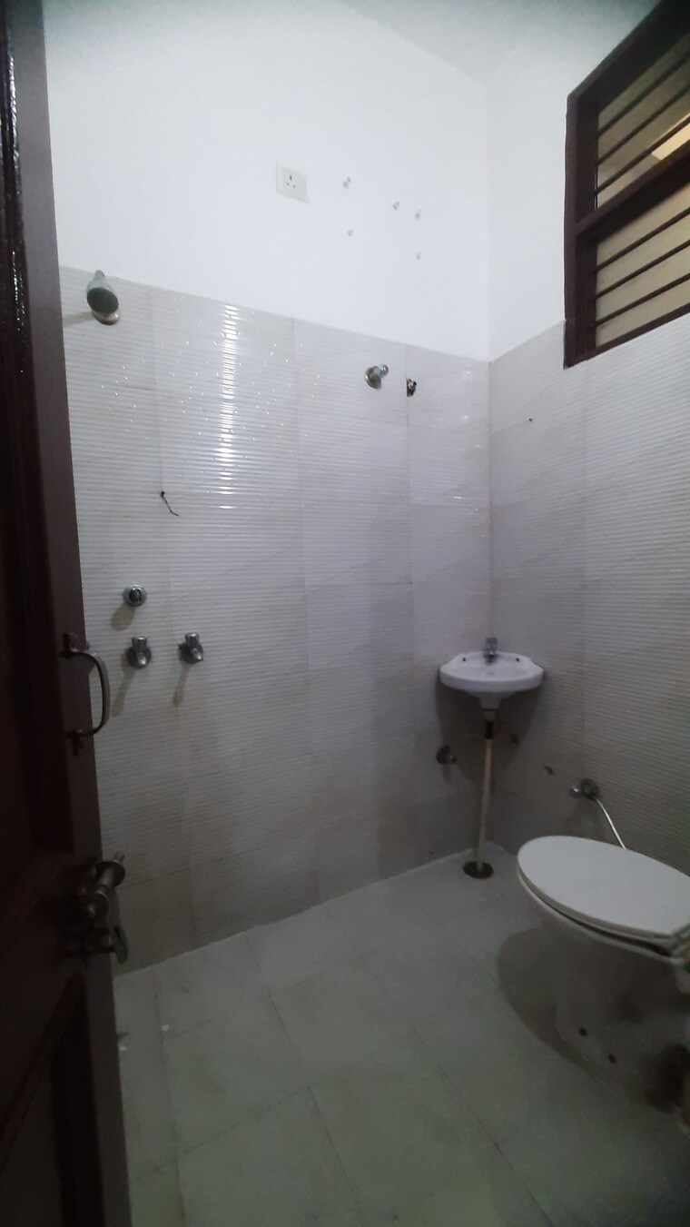 Bathroom, dhakoli 2 Bedroom 900 Sq.Ft. Apartment In Dhakoli Zirakpur 9643923