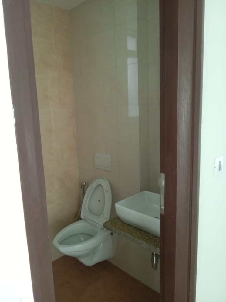 Bathroom, ekta-tripolis 3 Bedroom 1000 Sq.Ft. Apartment In Goregaon West Mumbai 9643848