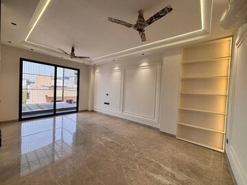 Room in 1.5 BHK Apartment at Ambience Mall, Sector 24 – for Rent