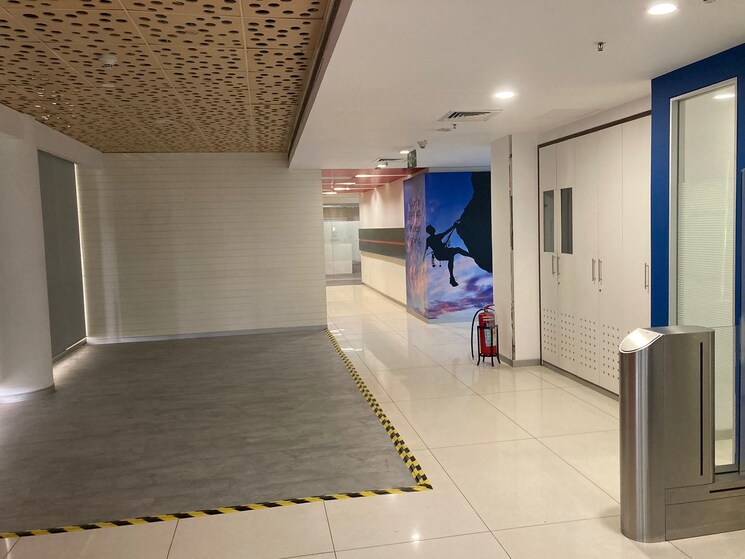 Room, sector 16 Commercial Office Space in IT/SEZ 18000 Sq.Ft. In Sector 16 Noida 9640826