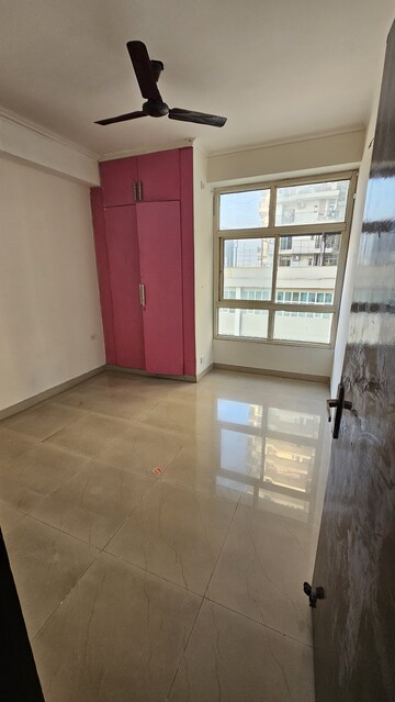 Room in 3 BHK Apartment at Maia Marvel, Raj Nagar Extension – for Rent