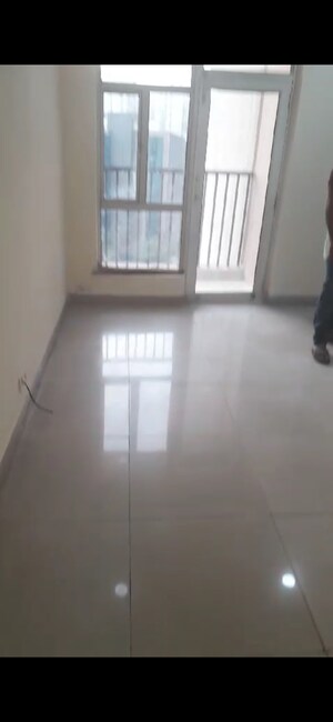 Room in 2.5 BHK Apartment at Gaur City 5th Avenue, Sector 4 Greater Noida – for Rent