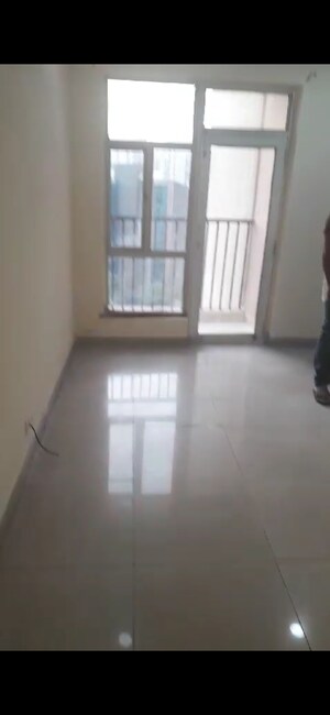 Room in 2.5 BHK Apartment at Gaur City 5th Avenue, Sector 4 Greater Noida – for Rent