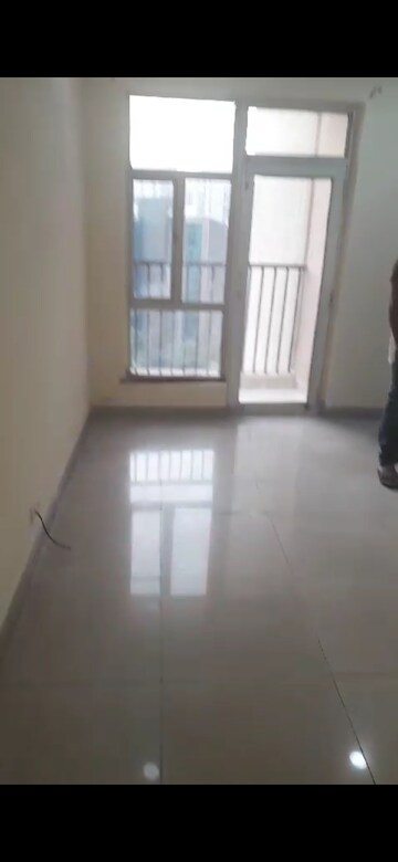 Room in 2.5 BHK Apartment at Gaur City 5th Avenue, Sector 4 Greater Noida – for Rent