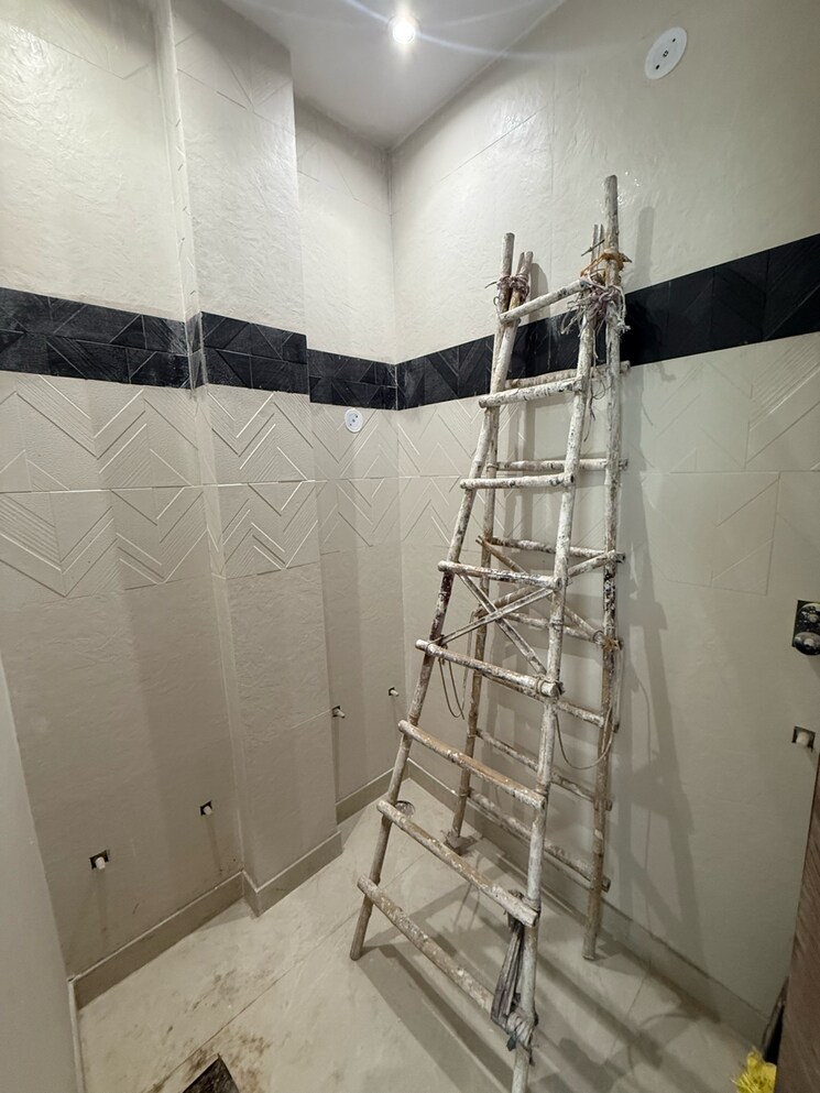 Bathroom, mahaveer nagar 3 Bedroom 200 Sq.Yd. Builder Floor In Mahaveer Nagar Delhi 9644230