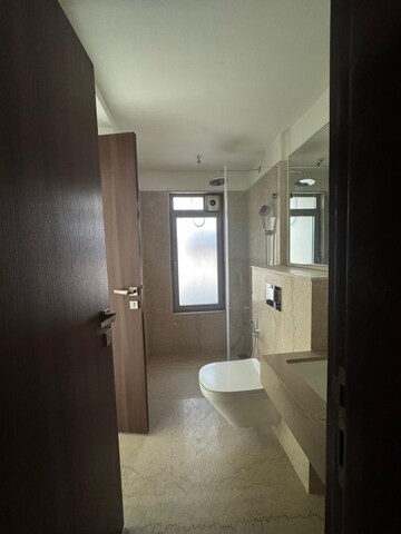 Room in 2 BHK Apartment at Piramal Aranya, Byculla – for Rent