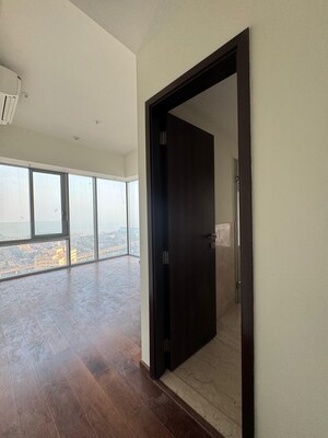 Room in 2 BHK Apartment at Piramal Aranya, Byculla – for Rent