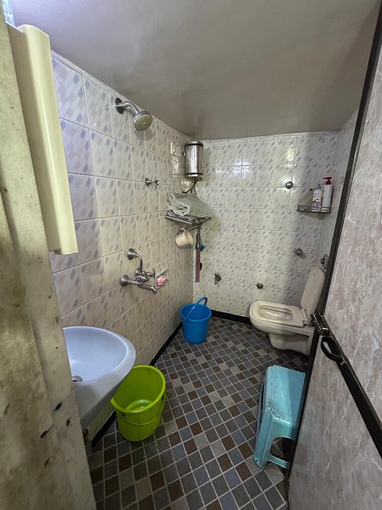 Bathroom, parivar-chs-santacruz-west 2 Bedroom 641 Sq.Ft. Apartment In Santacruz West Mumbai 9644308