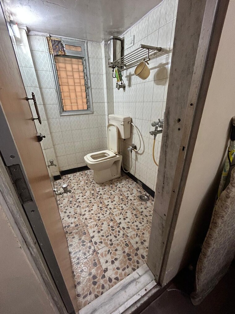 Attached Bathroom, parivar-chs-santacruz-west 2 Bedroom 641 Sq.Ft. Apartment In Santacruz West Mumbai 9644308