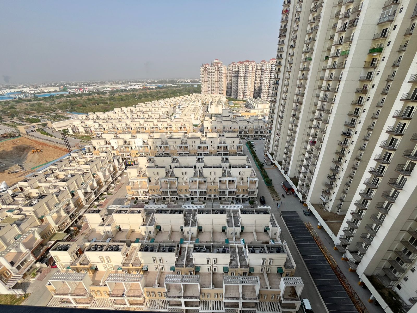 3 BHK + Servant Room Apartment For Rent in Amrapali Dream Valley